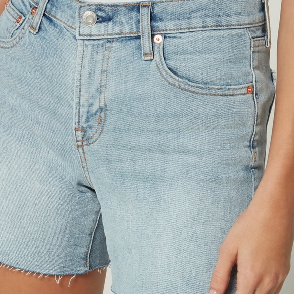 NWT Light Wash Raw Cuff Shorts Blue Summer GAP 5” - Picture 4 of 6